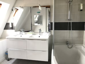 Bathroom - Hôtel Belle Vue (Coucy-le-Chateau-Auffrique)