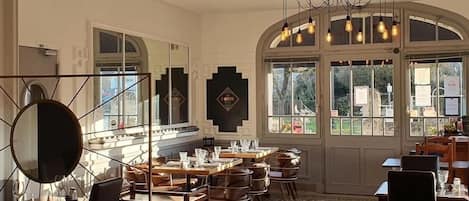 Melayani makan siang dan makan malam dengan sajian masakan Prancis