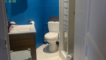 Camera Standard con 2 letti singoli | Bagno | Set di cortesia gratuito, asciugacapelli, asciugamani