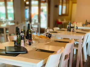 Petit déjeuner, déjeuner et dîner servis sur place, vue sur le jardin