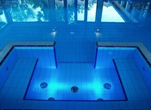 Una piscina cubierta