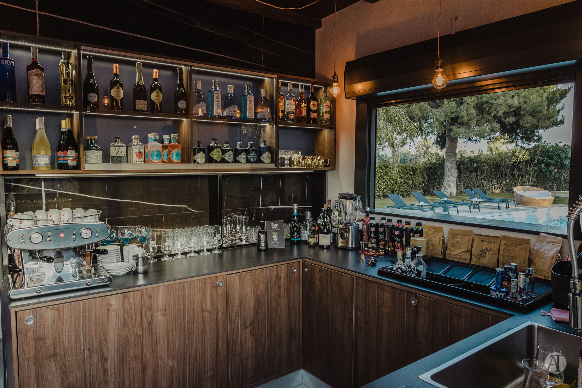 Bar en bord de piscine