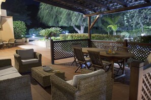 Bar en bord de piscine