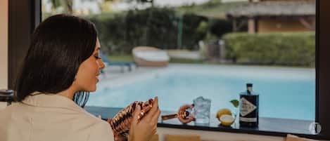 Bar en bord de piscine