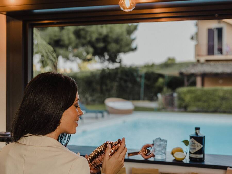 Bar en bord de piscine