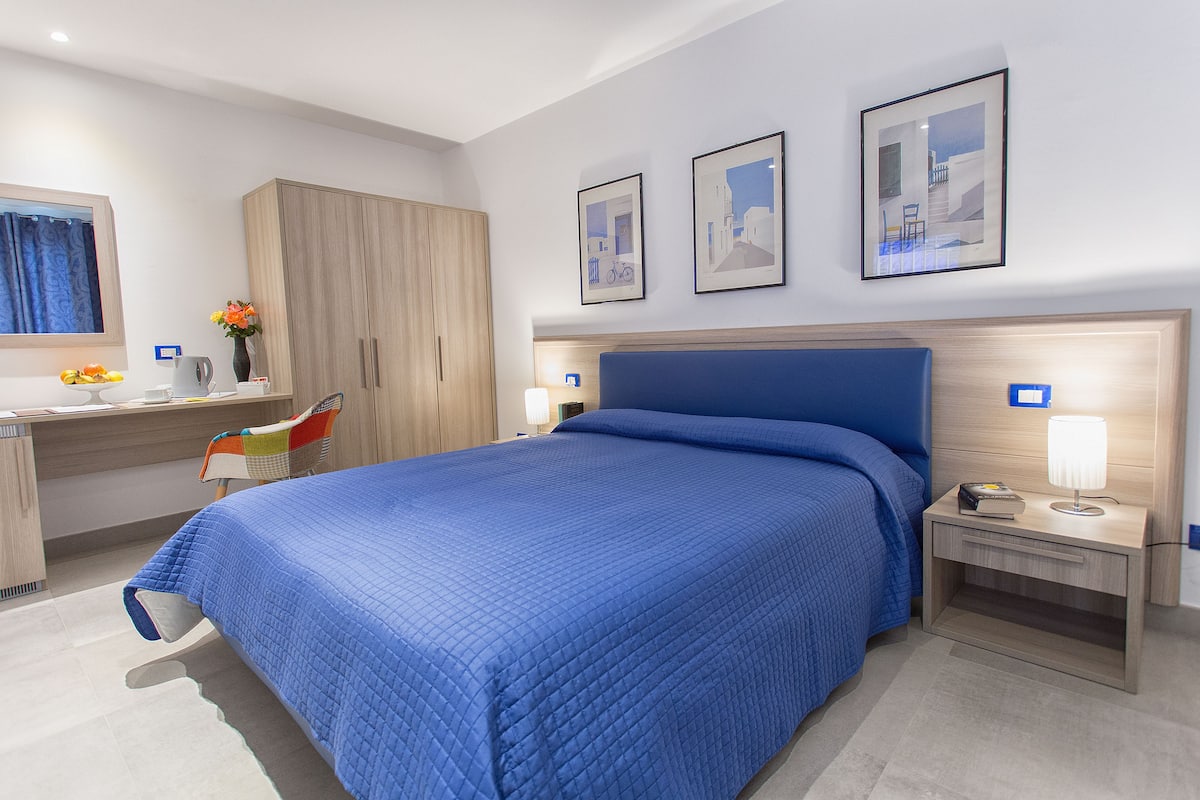 Premium bedding, pillow-top beds, minibar, in-room safe