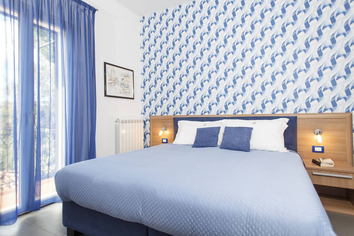 Habitación doble, balcón | 1 dormitorio y ropa de cama de alta calidad