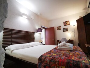 Room, Private Bathroom | Dilengkapkan perabot secara berasingan, meja, katil bayi/kot (surcaj) 
