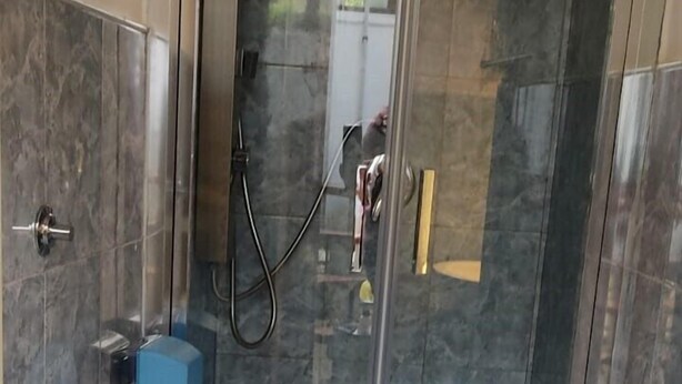 A modern bathroom with a glass-enclosed shower, a toilet, and a bidet. - B&B Del Centro (Enna)