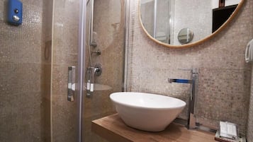Habitación de diseño, baño privado | Mobiliario individual, escritorio, cunas (de pago) y wifi gratis