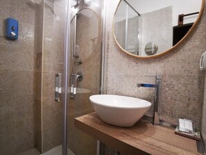 Habitación de diseño, baño privado | Mobiliario individual, escritorio, cunas (de pago) y wifi gratis