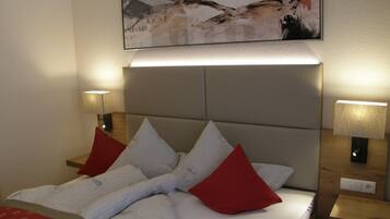 Quarto casal ou duplo | Roupas de cama antialérgicas, cofres nos quartos, escrivaninha