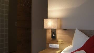 Phòng đơn | Bộ đồ giường kháng dị ứng, két bảo mật tại phòng, bàn