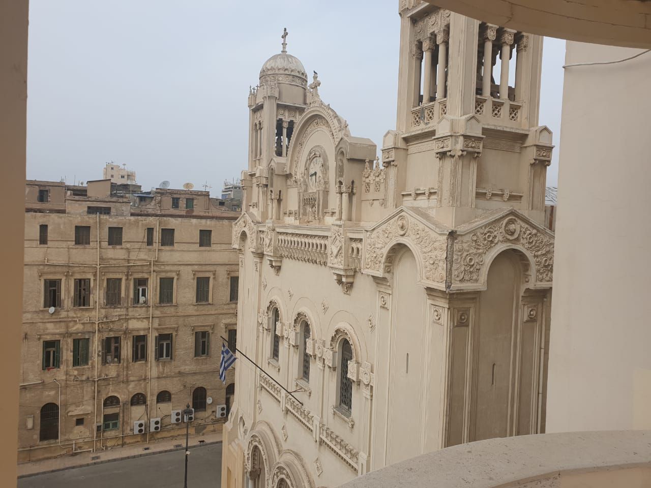 Un edificio histórico con arquitectura ornamentada, que incluye un campanario y ventanas en arco.
