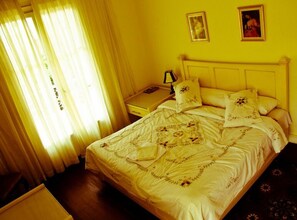 Panoramic Apartment, Courtyard View, Tower | Pemandangan dari bilik