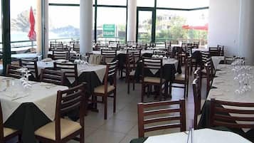 Breakfast, lunch, dinner served; Regional cuisine