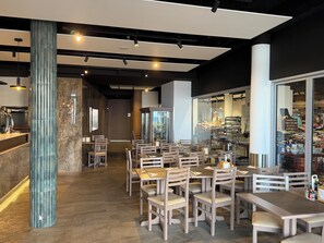 Breakfast, lunch, dinner served; Regional cuisine - Hotel Salgueiro (Porto Moniz)