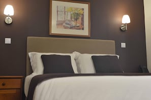 Minibar, desk, blackout drapes, soundproofing - Hotel Salgueiro (Porto Moniz)
