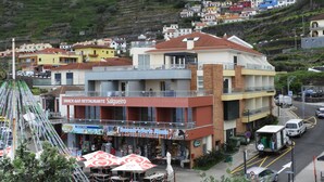 A coastal town with a prominent restaurant named 'SNACK BAR RESTAURANTE Salgueiro' and a souvenir shop called 'Souvenir's Porto Moris'. - Hotel Salgueiro (Porto Moniz)