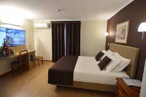 Room, Mountain View | Minibar, desk, blackout curtains, soundproofing - Hotel Salgueiro (Porto Moniz)