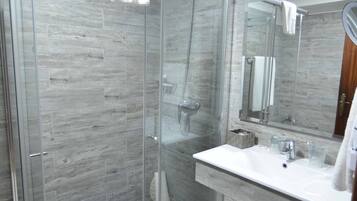 Articles de toilette gratuits, sèche-cheveux, bidet, serviettes fournies