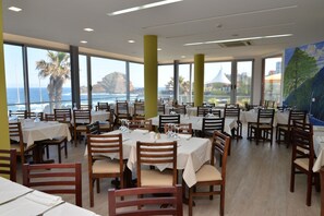 Breakfast, lunch, dinner served; Regional cuisine  - Hotel Salgueiro (Porto Moniz)