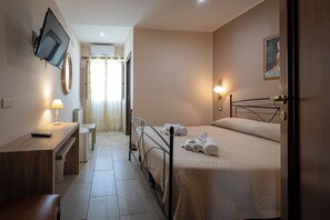 Habitació doble o amb dos llits individuals | Roba de llit d'alta qualitat, escriptori i habitacions insonoritzades