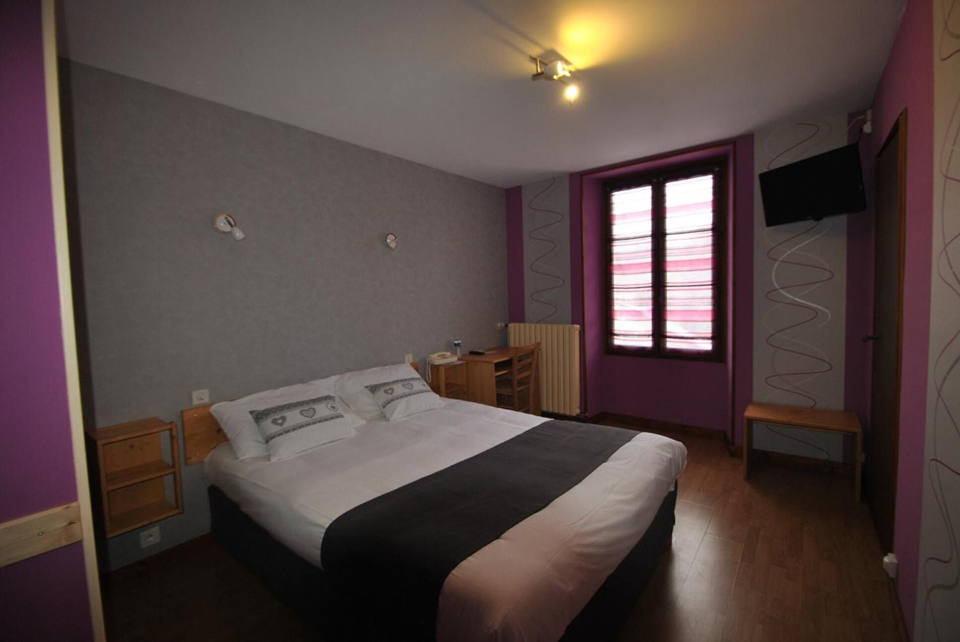 desk, free cots/infant beds, free wifi