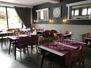 DĂźner et souper servis sur place, cuisine locale