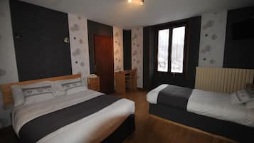Standard Triple Room | Desk, free cribs/infant beds, free WiFi