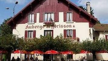 Um edifício com uma placa que diz 'Auberge du Perrisson'.