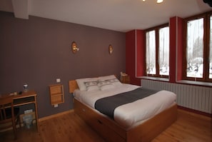 Habitación doble superior | Escritorio, cunas gratuitas, wifi gratis
