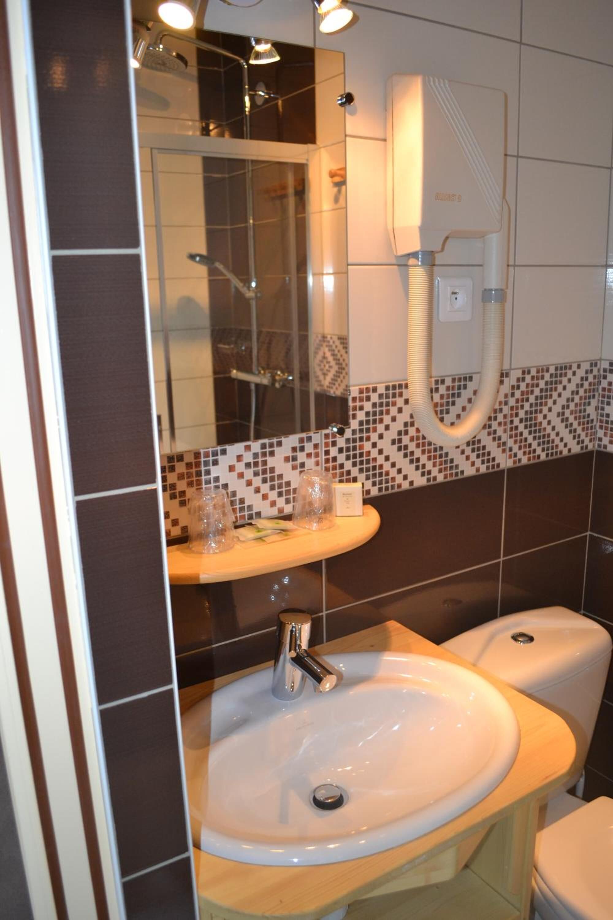 free toiletries, hair dryer