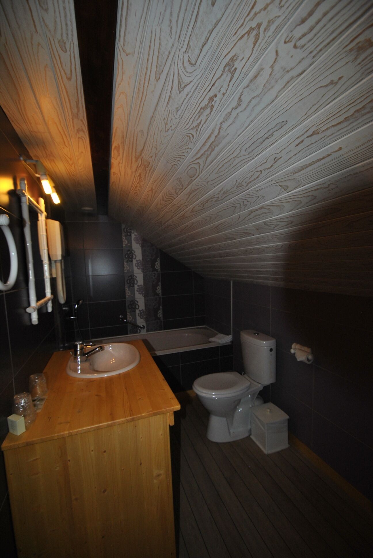 standard triple room | bathroom | free toiletries, hair dryer