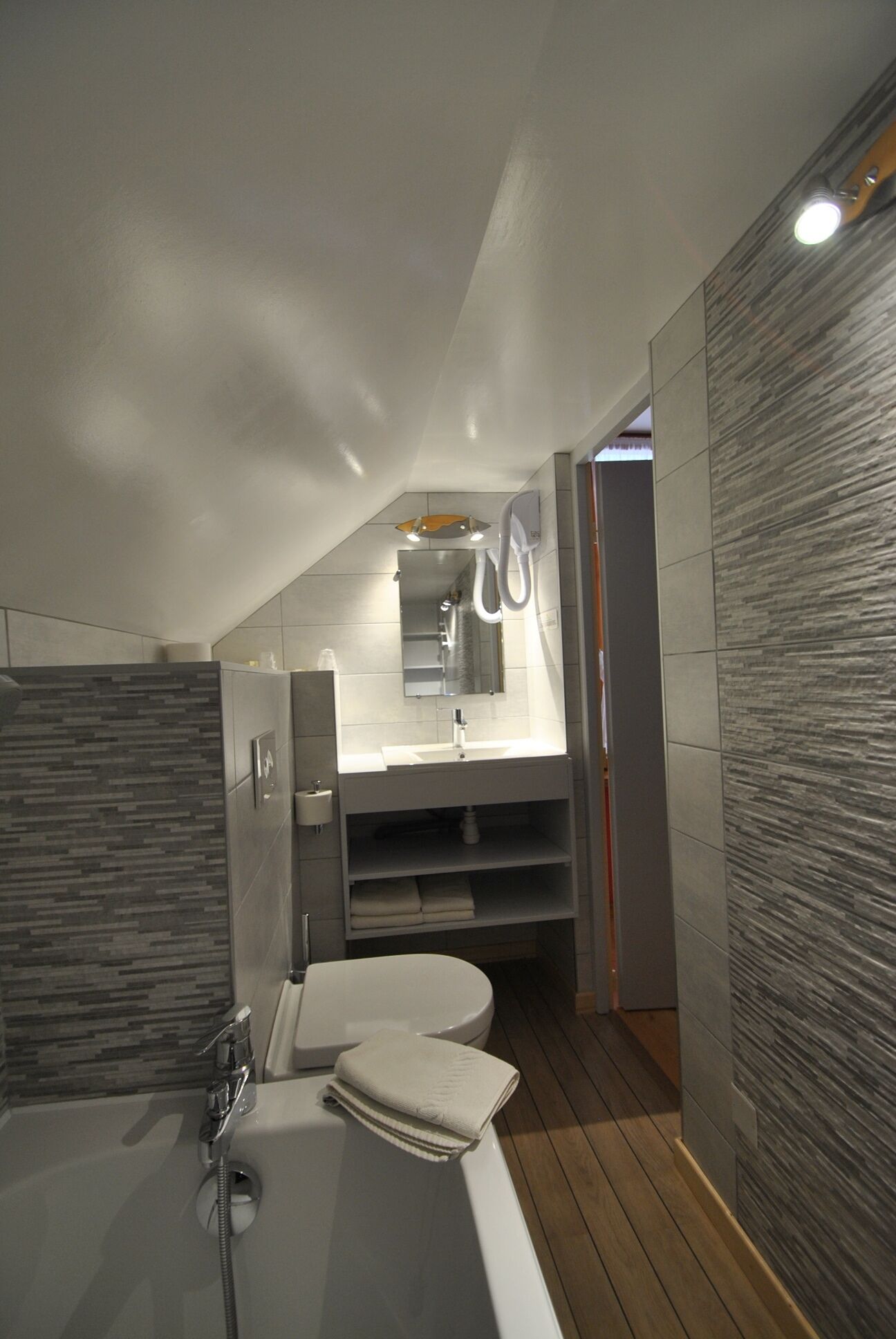 comfort double room | bathroom | free toiletries, hair dryer