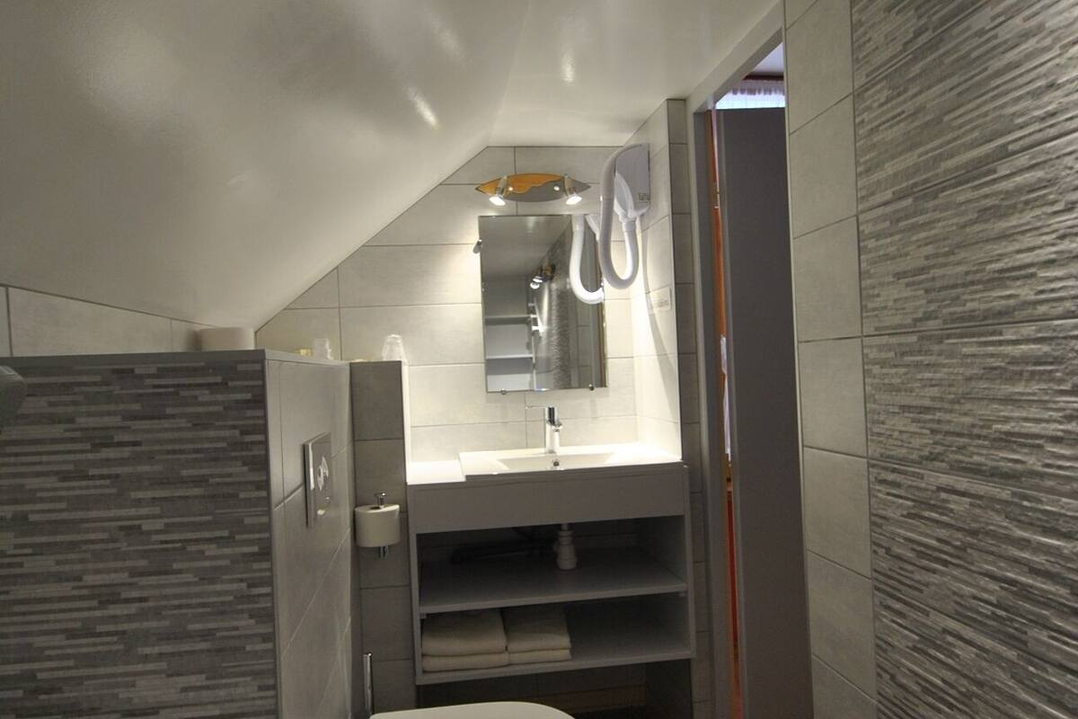 comfort double room | bathroom | free toiletries, hair dryer