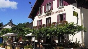 A building with a sign reading "Auberge du Jéisson".