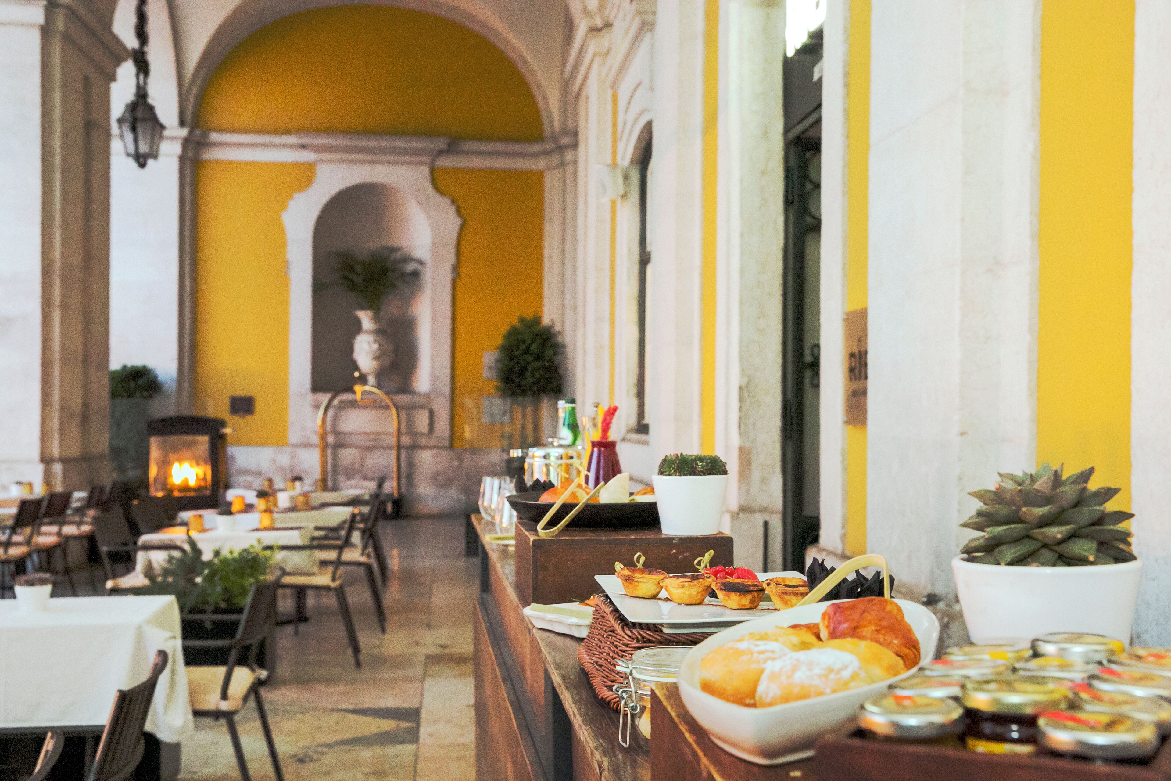 Breakfast, lunch, dinner served; Portuguese cuisine 