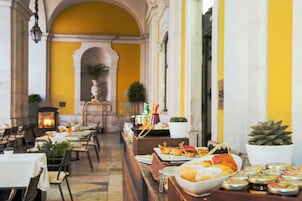 Café da manhã, almoço e jantar; culinária portuguesa