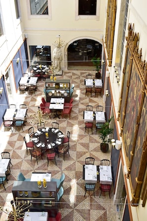 Kontinental frokost hver dag (EUR 28 per person)