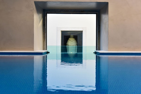 Indoor pool, sun loungers