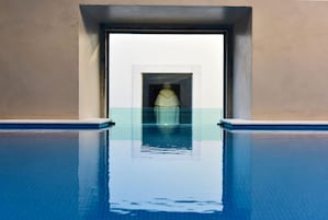 Piscina interna, espreguiçadeiras