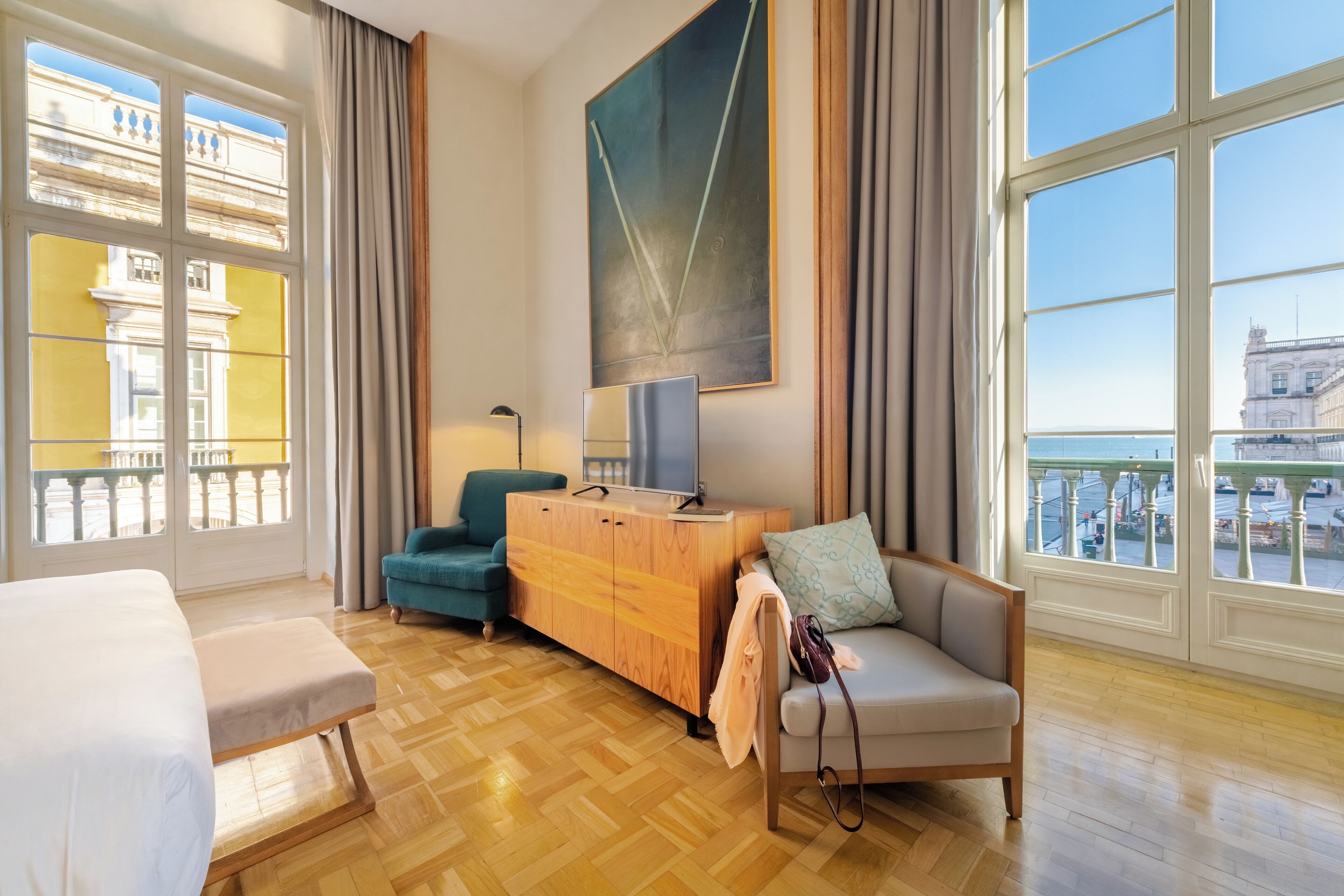 Suíte (Praca do Comercio, King Size Bed) | Frigobar, cofres nos quartos, individualmente decorados