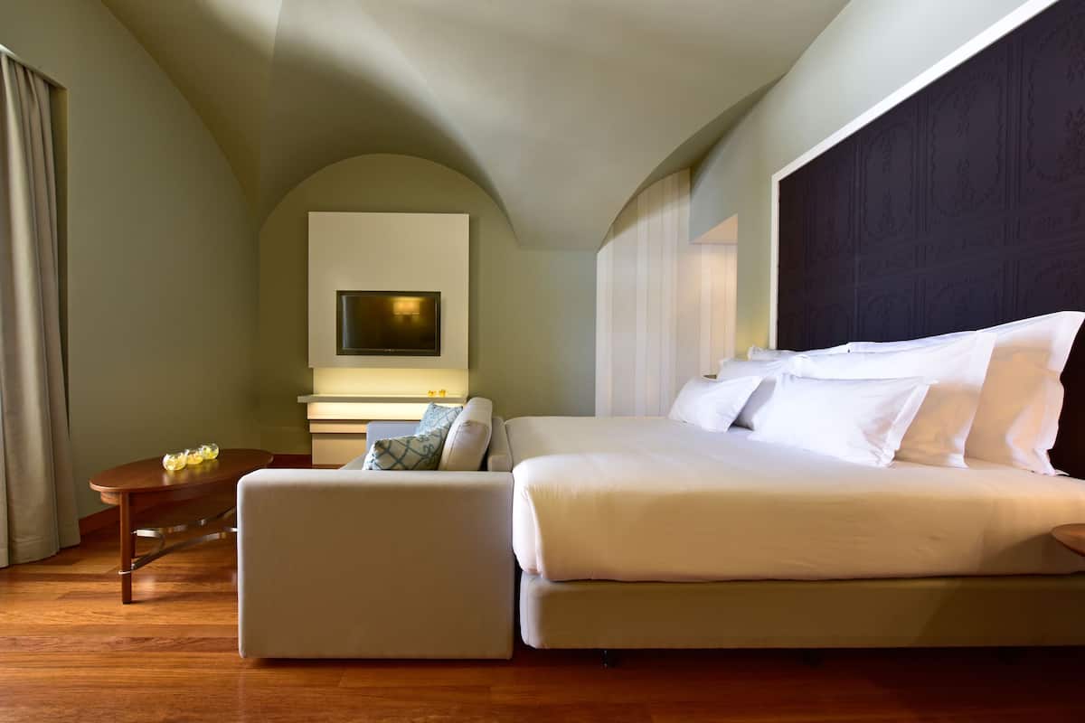 Suite (King Size Bed) | 1 habitación, minibar y caja de seguridad en la habitación