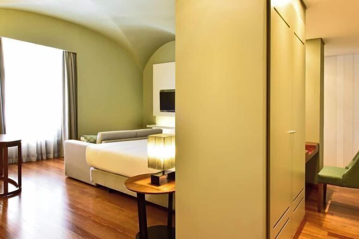 Minibar, in-room safe, individually decorated, soundproofing