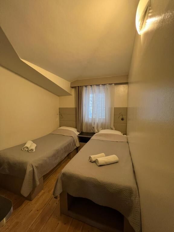 Habitación estándar con 2 camas individuales | Insonorización y wifi gratis 