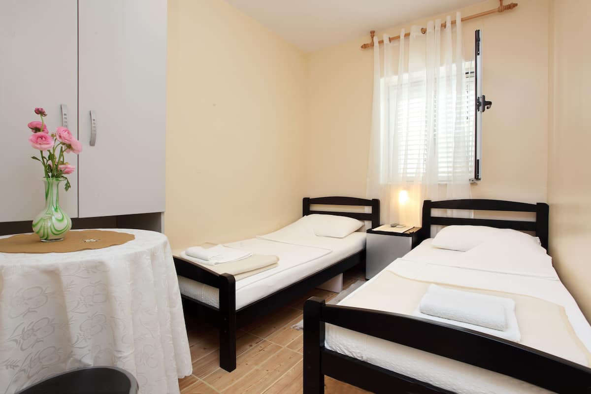 Habitación estándar con 2 camas individuales | Área de sala de estar | Televisión de pantalla plana