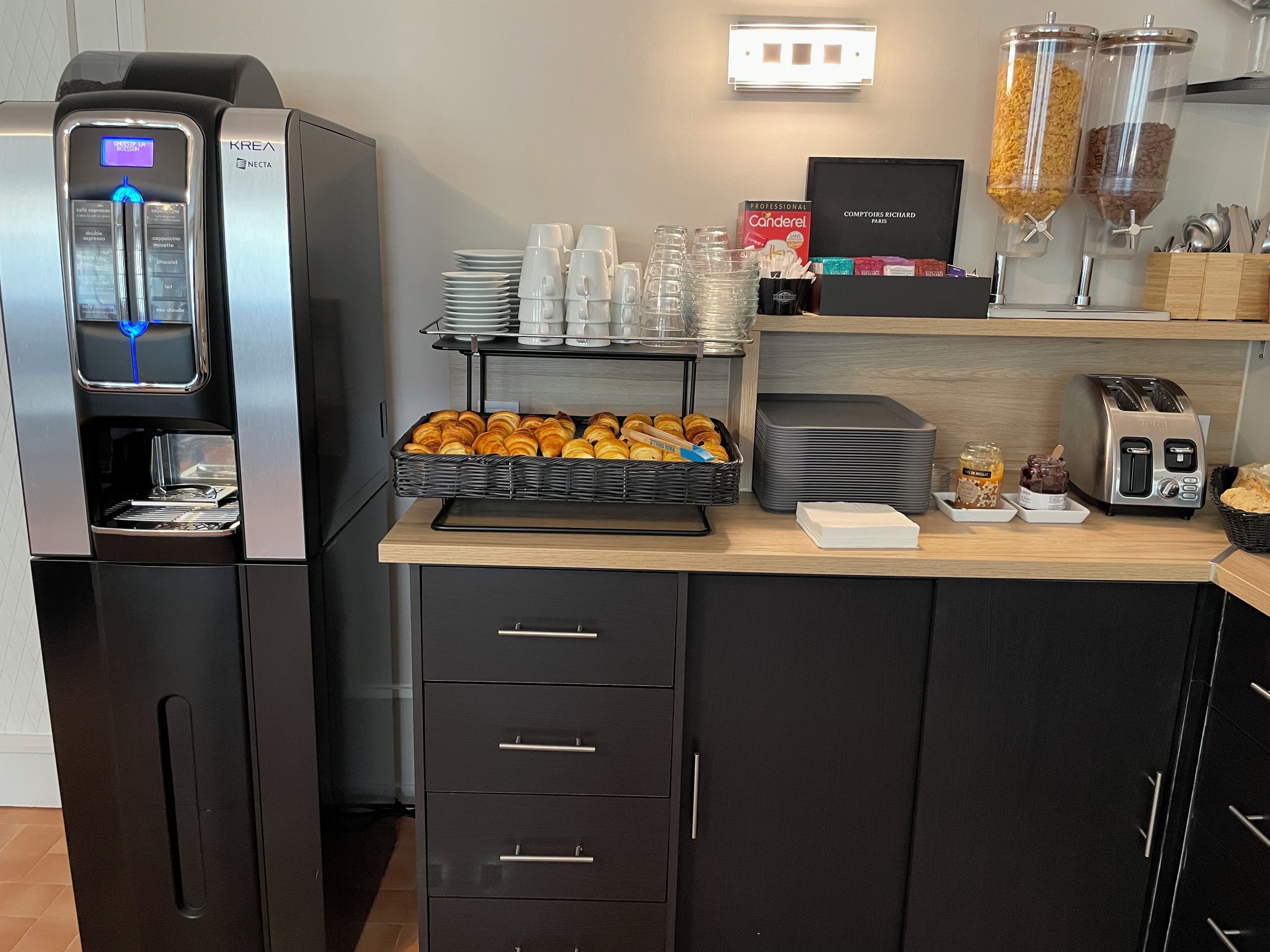 Daily continental breakfast (EUR 10.00 per person)