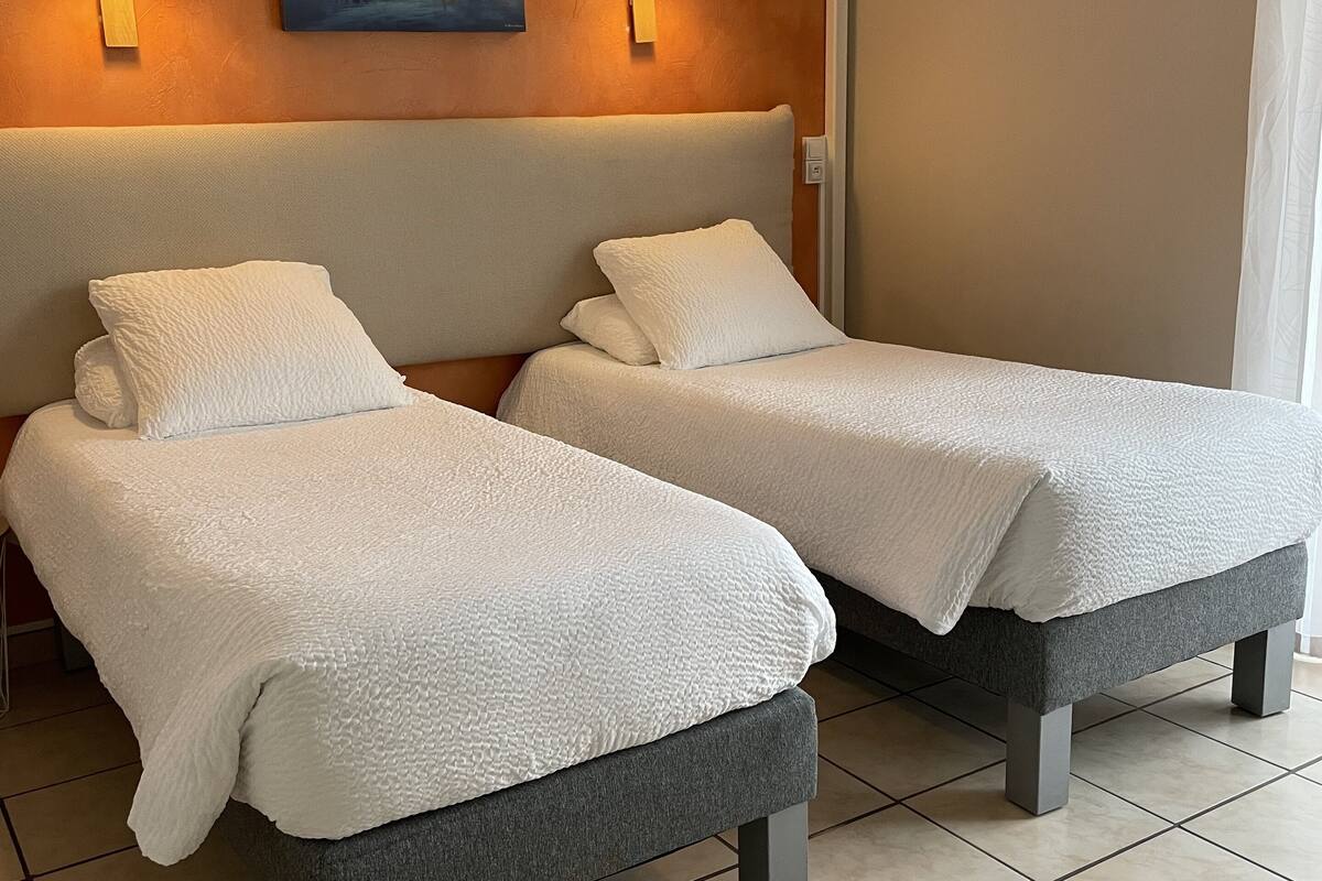 classic twin room | 1 bedroom, desk, free wifi, bed sheets