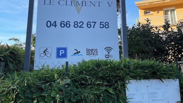 A sign for Hotel Le Clement V with amenities like parking, Logis Hotels, and WiFi. - Hotel Le Clément V (Roquemaure)